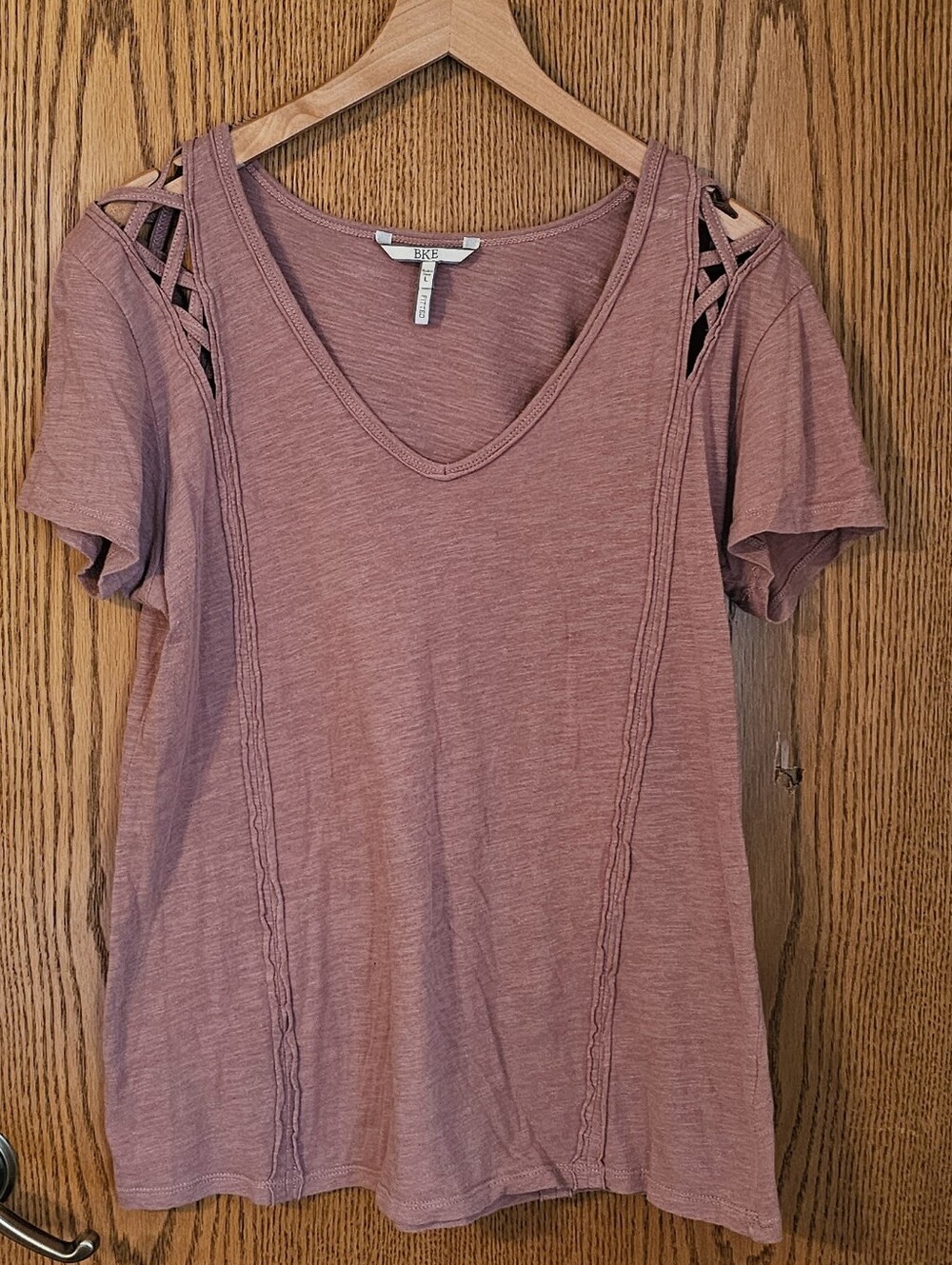 BKE Mauve Lattice-Shoulder V-Neck Short Sleeve Tee